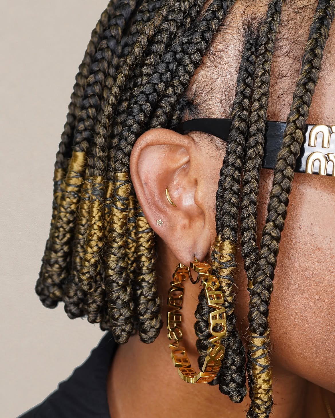 Conch piercing with gold jewelry in Barcelona - Circa Piercing