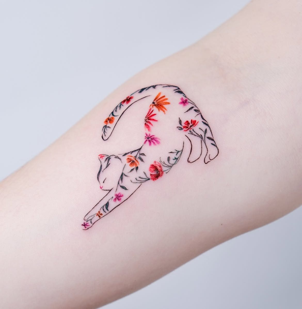 Tatuaje de gato con flores en Barcelona - Circa Tattoo BCN